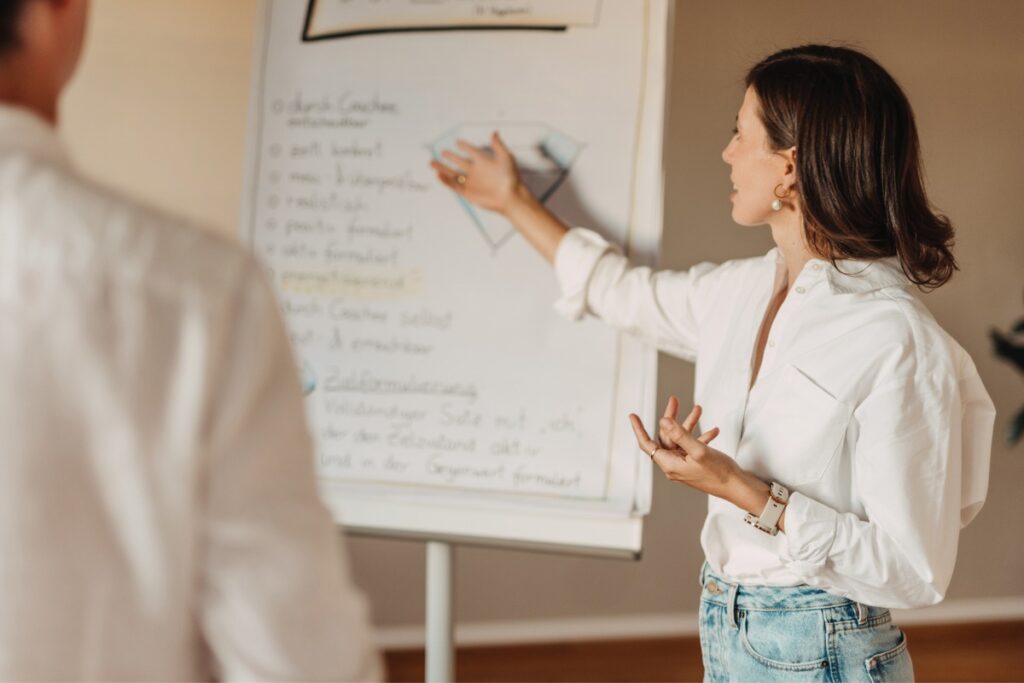 Am Foto sieht man Julia Wakonig-Wagner im Coaching mit jemandem